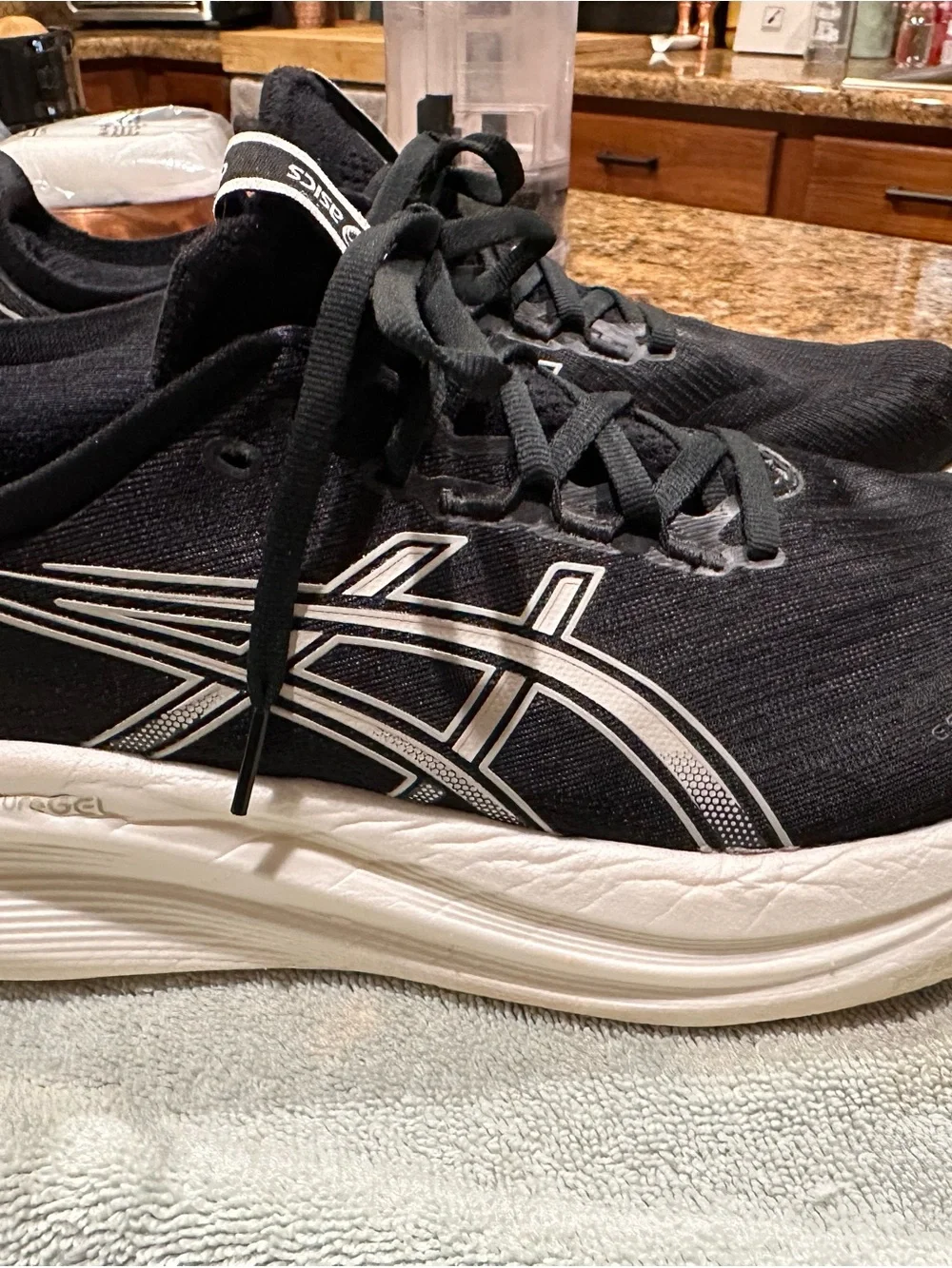 Asics Nimbus 27 size 10.5 or 42.5 Running Shoes